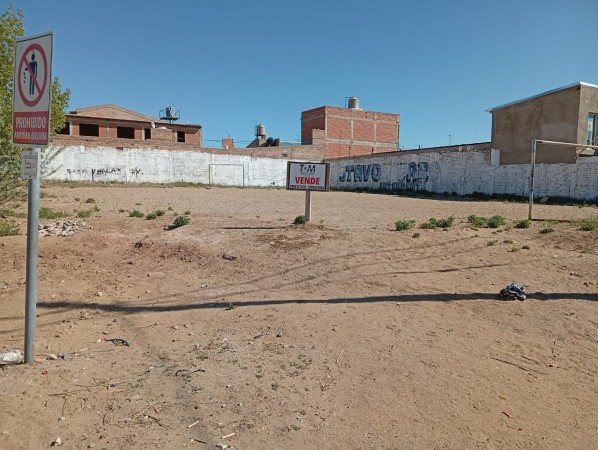 Lote esquina en barrio Universitario 